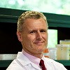 Un scientifique primé remet en question un dogme médical dans le cadre de recherches sur la prévention et le traitement d’une maladie neurodégénérative